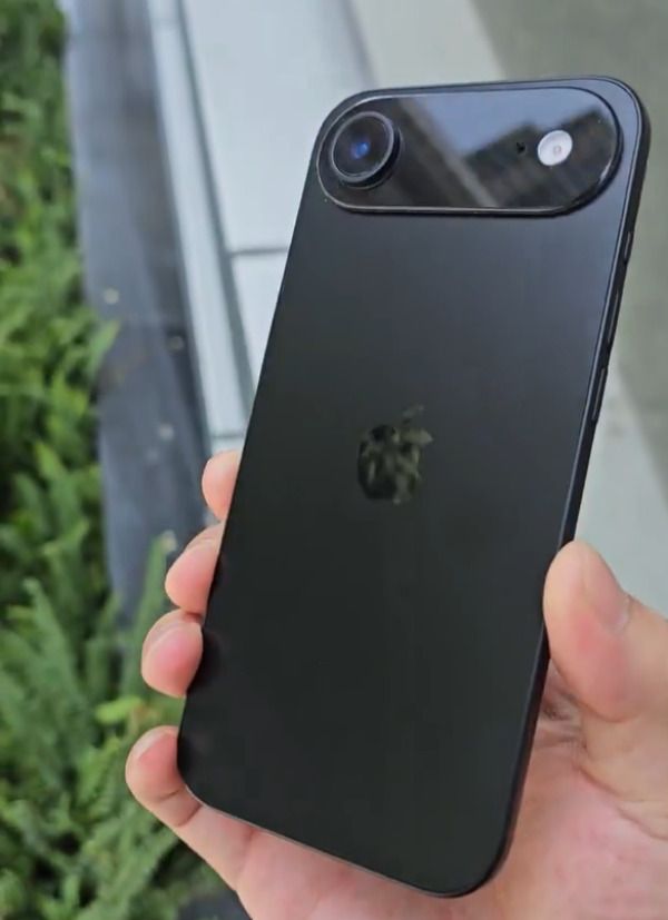 애플 아이폰17 에어 블랙 (출처 : 마진 부 엑스(@MajinBuOfficial))