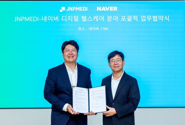 (오른쪽부터) 네이버 최인혁 테크비즈니스 대표와 제이앤피메디 정권호 대표가 네이버 1784 사옥에서 디지털 헬스케어 분야 포괄적 업무협약식을 진행했다.