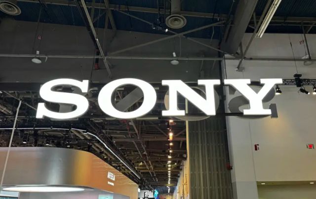 &nbsp;애플이 미국 수입 반도체에 100% 관세 부과를 피해 삼성전자 미국공장에서 생산하는 아이폰용 반도체를 공급받기로 하자 일본 소니가 비상이 걸렸다.