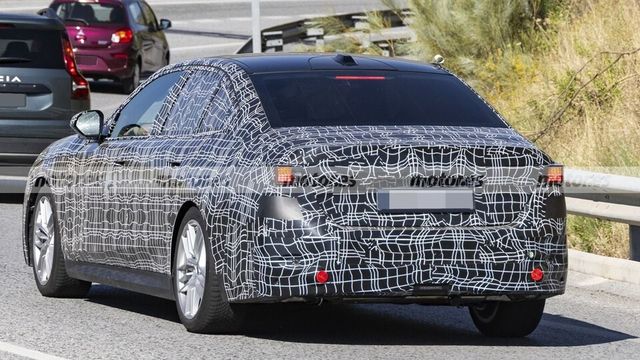 사진 : BMW 5시리즈 페이스리프트 테스트카 (출처=motor.es)