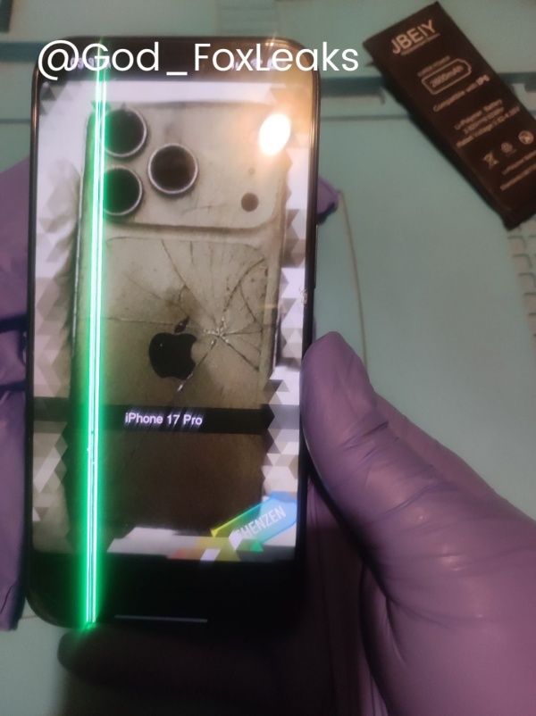 낙하 테스트 과정에서 촬영된 것으로 추정되는 아이폰17 프로 (출처 : 엑스(@God_FoxLeaks))