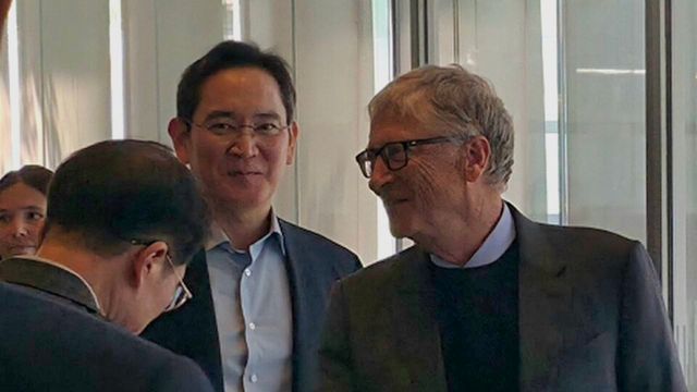 이재용 삼성전자 회장이 22일 삼성전자 서초 사옥을 방문해 오찬을 함께 한 빌 게이츠 게이츠재단 이사장을 배웅하고 있다.