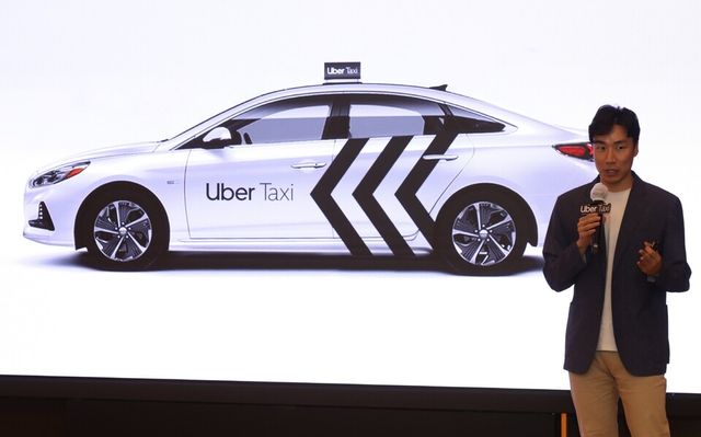 우버 택시 양석환 영업 본부장이 우버 택시 기자간담회에서 우버 택시 신규 래핑을 소개하고 있다.