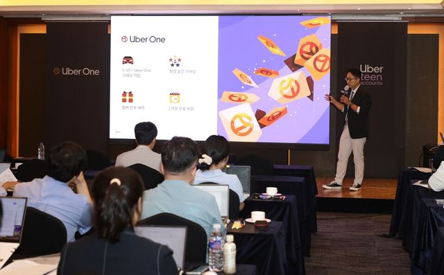 우버 택시 송진우 총괄이 우버 택시 기자간담회에서 '우버 원(Uber One)'을 소개하고 있다.
