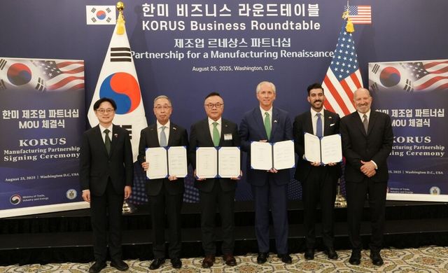 25일(현지시각) 미국 워싱턴 D.C.에서 ‘한미 비즈니스 라운드 테이블’ 직후 진행된 SMR 사업협력을 위한 양해각서(MOU) 체결식에서 참석자들이 기념촬영을 하고 있다. 왼쪽부터 김정관 산업통상자원부 장관, 박지원 두산에너빌리티 회장, 황주호 한수원 사장, 클레이 셀(Clay Sell) 엑스-에너지 CEO, 섀넌 켈로그(Shannon Kellogg) AWS 부사장, 하워드 러트닉(Howard Lutnick) 미국 상무부 장관.