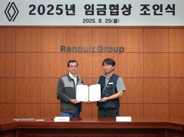 사진 :&nbsp;(왼쪽부터) 르노코리아 스테판 드블레즈 사장과 박종규 노동조합 위원장