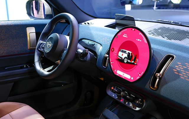 삼성디스플레이와 협력해 개발한 직경&nbsp;240mm '원형 OLED 디스플레이'