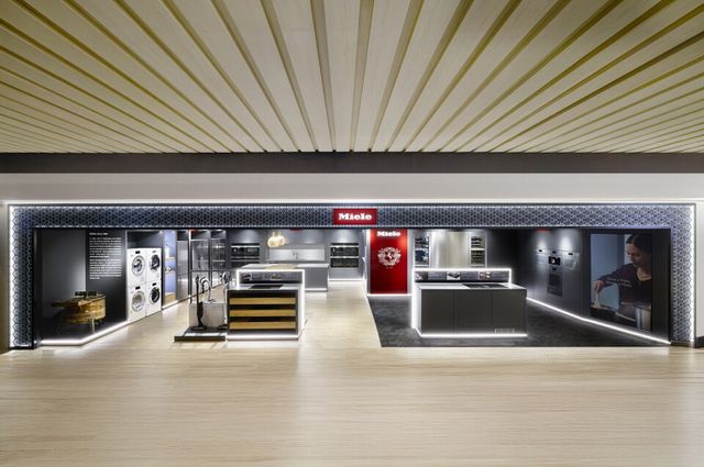 프리미엄 브랜드 가치를 경험할 수 있도록 구현한 롯데백화점 인천점 리뉴얼 매장 전경