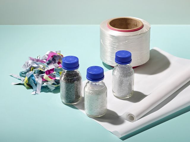 SK케미칼이 서울특별시와 ‘폐현수막의 순환 이용 촉진을 위한 업무협약(MOU)’을 체결한다. 폐현수막을 잘게 분쇄해 화학적 재활용 과정을 거쳐 재활용 소재를 만든 후 실을 방사해 현수막으로 제작되는 각 단계 별 제품들의 모습.