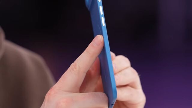 사진 : 애플 아이폰 17 에어 실물 모형 (출처=Unbox Therapy)