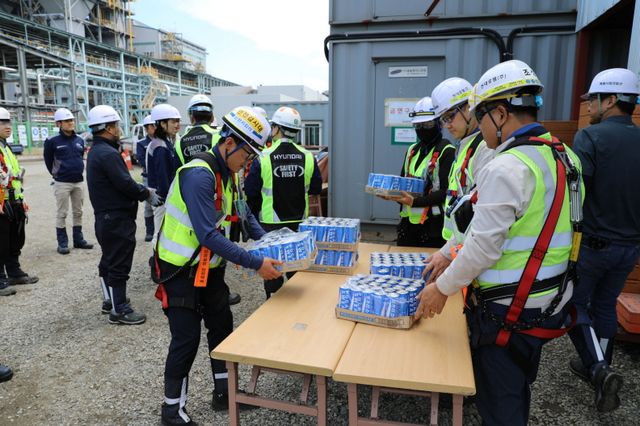 현대로템 당진공장에서 현장 근로자들이 7일 수분 보충용 음료를 전달받는 모습