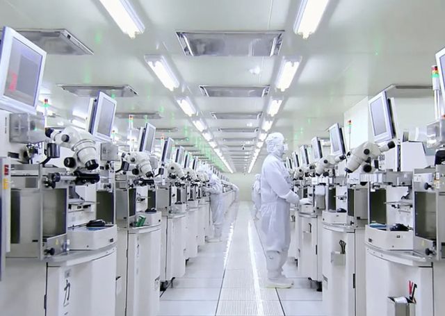 도널드 트럼프 미국 대통령이 미국 수입 반도체에 100%의 품목별 관세를 부과할 것이라고 말해 업계를 바짝 긴장시키고 있다.