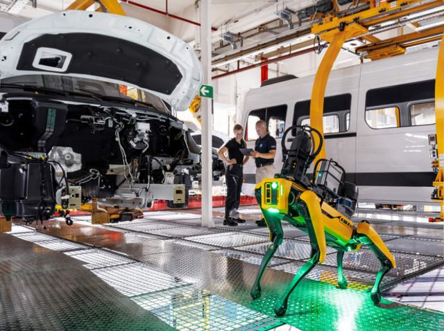 메르세데스 벤츠가 독일 뒤셀도르프 밴 조립공장에 로보독을 처음으로 실전 배치했다.