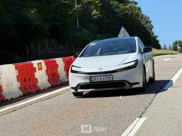 토요타 프리우스 AWD XLE