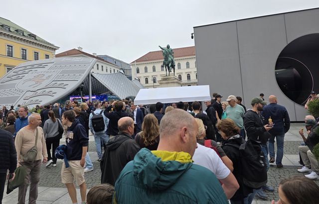 포르쉐와 아우디 전시장이 나란히 자리잡고 있다.