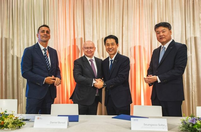 10일(현지 시간) 체코 프라하 CEZ 본사에서 열린 테믈린 원전 1·2호기 발전기 교체 사업 계약 체결식에서 각 사 관계자들이 기념촬영을 하고 있다. 왼쪽부터 CEZ 보흐단 즈로넥(Bohdan Zronek) 원자력 본부장, 다니엘 베네쉬(Daniel Benes) CEO, 두산에너빌리티 손승우 파워서비스 BG장, 두산스코다파워 임영기 법인장