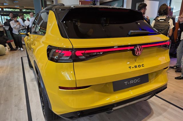 폭스바겐&nbsp; 전시장에 신형 티록 등 양산차들을 보려는 인파로 북적이고 있다.