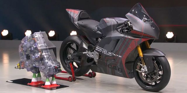 폭스바겐 그룹 배터리 사업부인 파워코(PowerCo), 배터리 개발 협력사인 퀀텀스케이프(QuantumScape)와 함께 QSE-5 솔리드 스테이트 셀(전고체배터리)을 탑재한 두카티 V21L 순수 전기 모터싸이클을 공개하고 전고체배터리 라이브 시연을 진행했다.