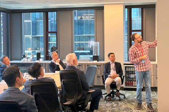 사진: 박지원 두산그룹 부회장과 경영진이 미국 시애틀 아마존 본사를 방문해 담당자로부터 AI 기반 혁신사례와 기술에 대해 듣고 있다.