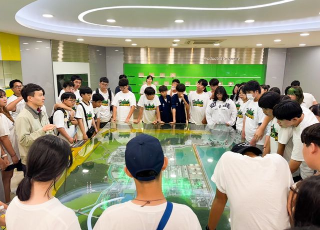 우리가 그린히어로 중학생 활동가들이 LG화학 대산공장을 탐방하여 공장 소개를 듣고 있다.