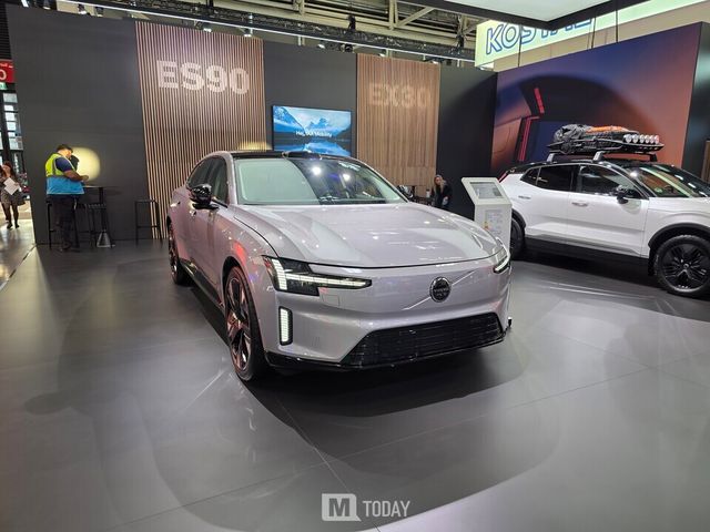 'IAA 모빌리티 2025' 볼보자동차 부스에 전시된 볼보 'ES90'