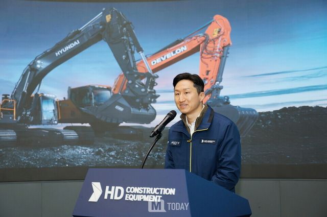 HD현대 정기선 회장이 1일(목) 울산캠퍼스에서 열린 HD건설기계 출범식에서 축사를 통해 조선에 이어 또 다른 글로벌 No.1이 될 것이라 기대한다고 말했다.