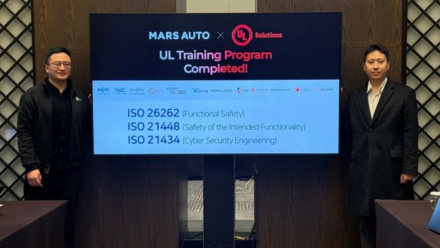 데이비드 리 UL Solutions APAC 디렉터(왼쪽)와 노제경 마스오토 부대표(오른쪽)가 대형트럭 자율주행 국제표준 훈련 수료 후 기념 촬영을 하고 있다.
