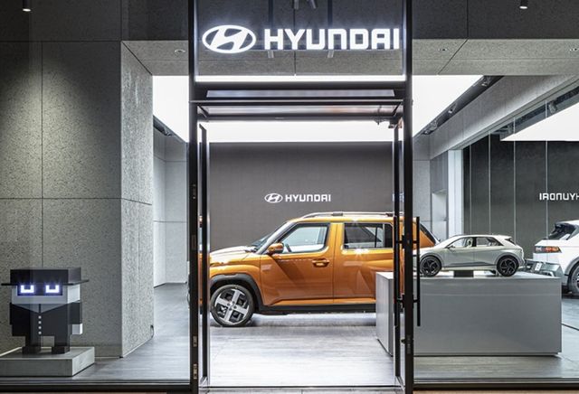 현대모빌리티재팬 요코하마 본사 쇼룸에 전시된 인스터