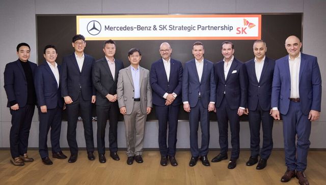 (왼쪽부터) 티맵모빌리티 박서하 사업총괄 / SK온 이재승 영업총괄 / 티맵모빌리티 이재환 대표이사 / SK스퀘어 송재승 CIO (최고투자책임자) / SK하이닉스 강욱성 차세대상품기획총괄 / 메르세데스-벤츠 그룹 AG 이사회 멤버 및 최고기술책임자(CTO)이자 개발&구매 총괄 요르그 부르저(Jörg Burzer) / 메르세데스-벤츠 코리아 대표이사 마티아스 바이틀(Mathias Vaitl) / 메르세데스-벤츠 그룹 AG 아태지역 구매 및 협력사 품질관리 부사장 슈테펜 마우어스베르거(Steffen Mauersberger) / 메르세데스 벤츠 R&D 코리아 센터장 컬삿 카르탈(Kuersat Kartal) / 메르세데스-벤츠 그룹 AG 고전압 및 반도체 구매 총괄 사샤 자고라츠(Sascha Zagorac)