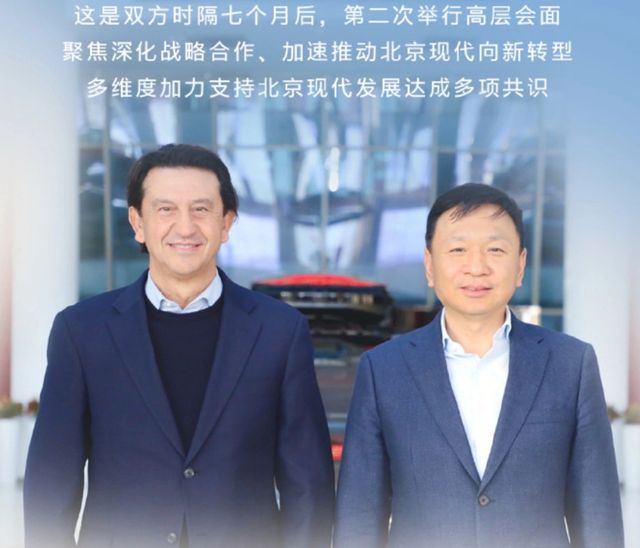 현대자동차의 호세 무뇨스사장(사진 좌측)이 중국시장이 회사의 글로벌 전략에 있어 핵심적인 역할을 할 것이며, 앞으로 중국 시장에 대한 투자와 개발을 확대해 나갈 것이라고 밝혔다 .