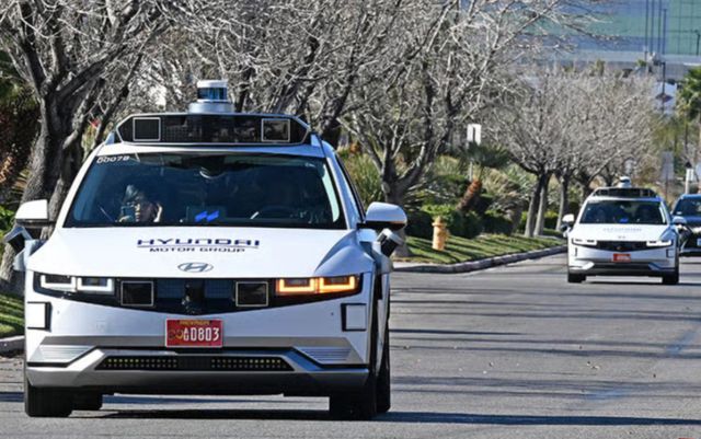 현대자동차가 올해 말 자율주행 합작 벤처인 모셔널(Motional)과 함께 미국 라스베이거스에서 아이오닉 5 기반의 완전 무인 레벨 4 로보택시의 상용 서비스를 시작한다.