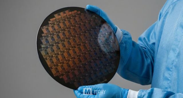 세계 최대 파운드리업체인 대만 TSMC가 최첨단 2nm 반도체 칩의 양산에 돌입했다.