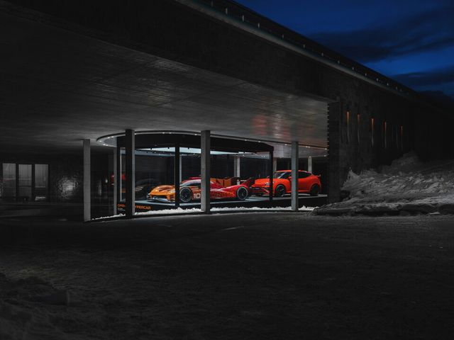 스위스 다보스에 위치한 아메론 호텔에 전시된 'GMR-001 하이퍼카'와 'GV60 마그마' (왼쪽부터)