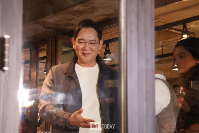 지난해&nbsp; 앤비디아 젠슨황 CEO,&nbsp; 정의선 현대차그룹회장과 삼성동 깐부치킨에서 회동한 삼성전자 이재용회장