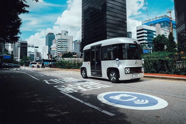 청계천을 순환하는 버스로 운영중인 오토노머스에이투지의 자율주행차 로이(ROii)