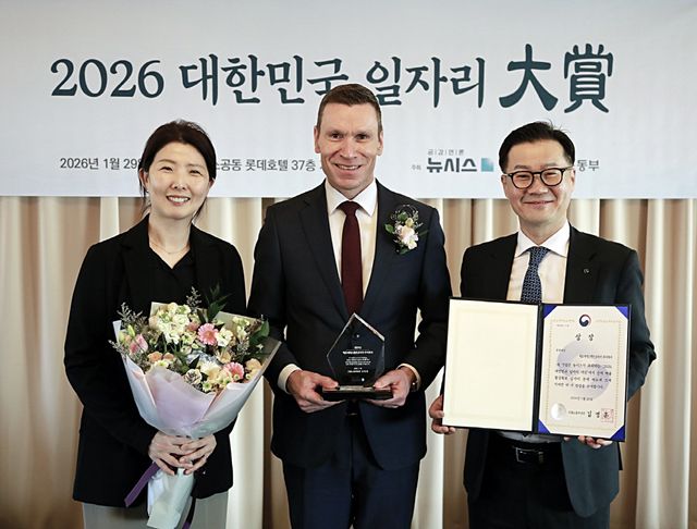 한윤경 메르세데스-벤츠 코리아 인사부 상무, 마티아스 바이틀 메르세데스-벤츠 코리아 대표이사, 이상국 메르세데스-벤츠 코리아 디지털, 마케팅 및 커뮤니케이션 부문 총괄 부사장이 29일 서울 중구 롯데호텔에서 열린 뉴시스 주최 2026 대한민국 일자리대상에서 기념 촬영을 하고 있다.