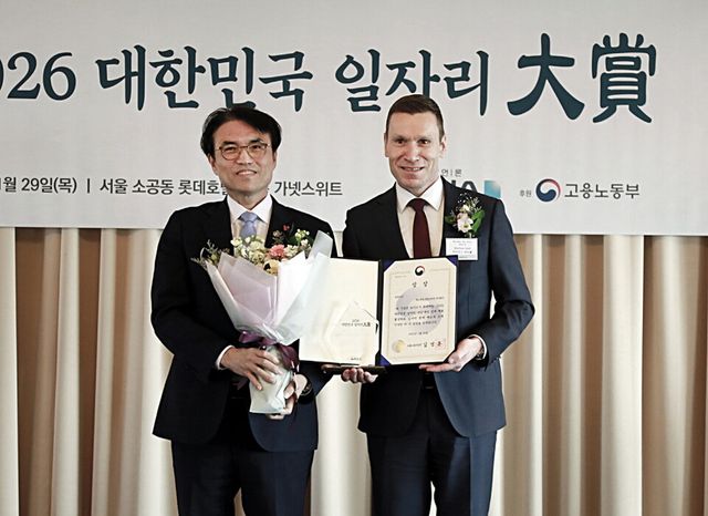 (왼쪽부터) 권창준 고용노동부 차관, 마티아스 바이틀 메르세데스-벤츠 코리아 대표이사가 29일 서울 중구 롯데호텔에서 열린 뉴시스 주최 2026 대한민국 일자리대상에서 기념 촬영을 하고 있다.