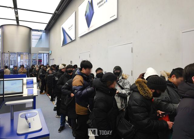 갤럭시 Z 트라이폴드 구매를 위해 '삼성 강남'에 몰려든 소비자