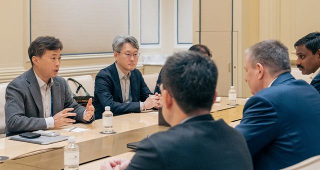 2026CES 현장에서 소재. 장비 협력사인 머크사와 협력 방안을 논의하고 있는 SK하이닉스 곽노정사장