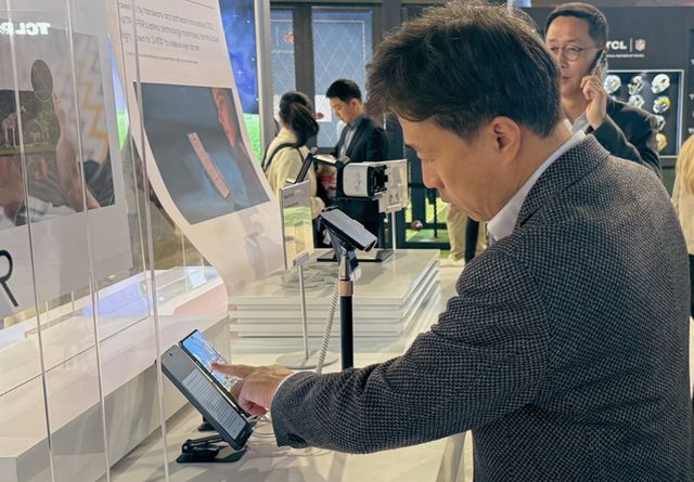 첨단기술 및 시장 동향 파악을 위해 CES 2026 현장을 꼼꼼히 살펴보고 있는 곽노정 대표이사 사장