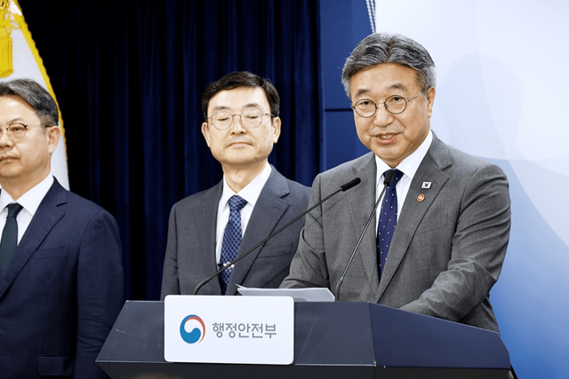 윤호중 행안부 장관이 정부서울청사에서&nbsp; '2차 중앙행정기관 이전 세부 계획'을 발표했다.