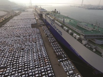 현대글로비스의 자동차운반선과 선적을 기다리고 있는 차량들