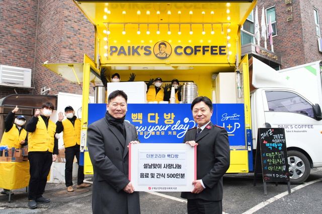 더본코리아 빽다방사업본부 김장우 이사(가운데 왼쪽), 구세군강북종합사회복지관 이문재 관장(가운데 오른쪽)이 기념촬영을 하는 모습