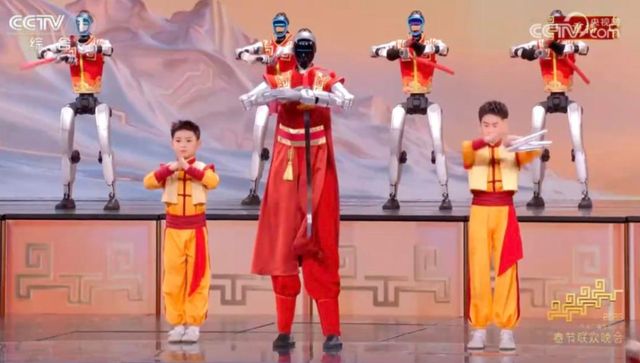 무술학교 아이들과 합동 공연을 펼치는 휴머노이드로봇