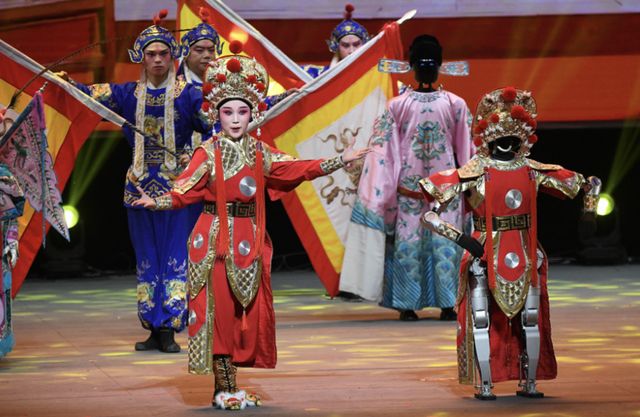 중국 로봇업체 유니트리 로보틱스(Unitree Robotics))의 휴머노이드 로봇 ‘G1’ 24대가 무술 학교 아이들과 함께 무술 시범 퍼포먼스를 펼쳤다.&nbsp;