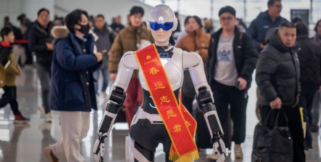 &nbsp;중국 안후이성 우후시 우후역에는 휴머노이드 로봇이 안내 및 안전 호출 등 자원봉사 활동을 벌였다.&nbsp;