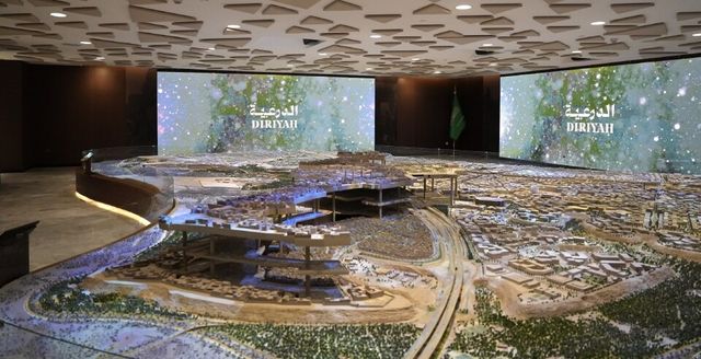 사우디아라비아 디리야컴퍼니 본사 내에 전시된 조감도 모형. 디리야 일부 구역의 지하 공간 계획이 표현되고 있다.