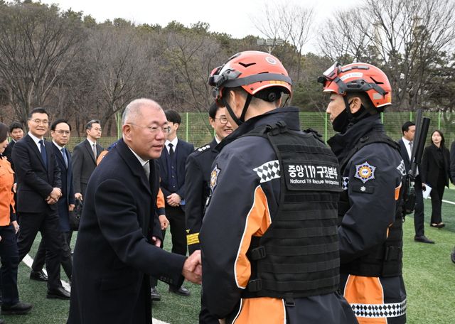 현대차그룹 정의선 회장이 기증 행사에 참석한 소방관들을 격려하고 있는 모습