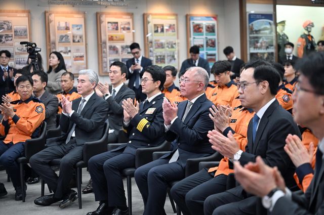 (왼쪽 두번째부터) 현대차그룹 성 김 사장, 소방청 김승룡 소방청장 직무대행, 현대차그룹 정의선 회장 등 주요 참석자들이 기증 행사에 참석한 모습