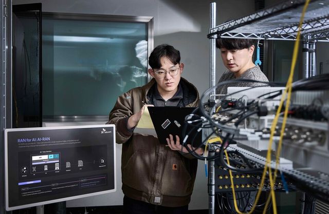 SK텔레콤이 AI와 통신 인프라를 결합한 차세대 기지국 기술 AI-RAN을 개발하고, 이를 실증망에서 시연하는 데 성공했다고 밝혔다.